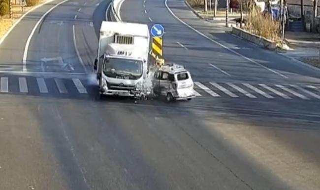 致1人死亡!北京公布一起货车与三轮摩托车相撞事故,警惕开车时这类行为!:分心驾驶酿悲剧