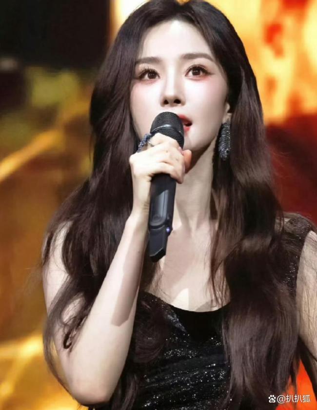 杨幂同款80多元汉服一夜断货 优雅应对意外获赞