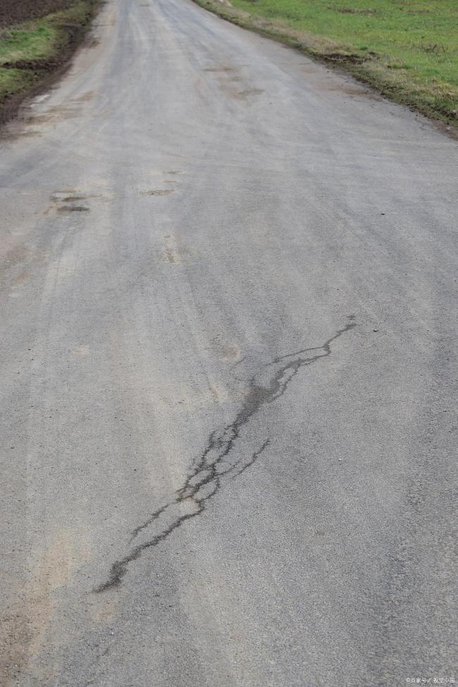 河南一水泥路面热“炸”了 高温下的脆性破坏