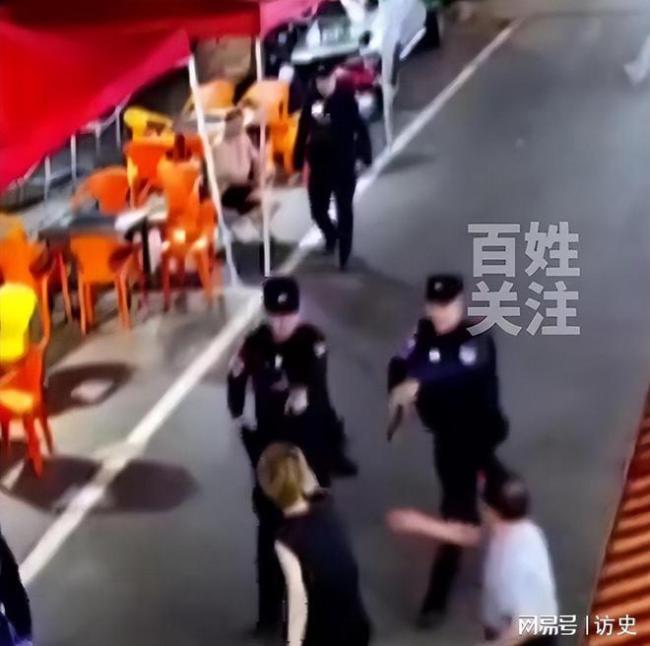 男子闹市掏“枪”与特警对峙 九块钱引发的闹剧