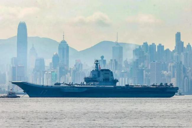 山東艦訪問香港,，700官兵排“國安家好”字樣，釋放三大信號
