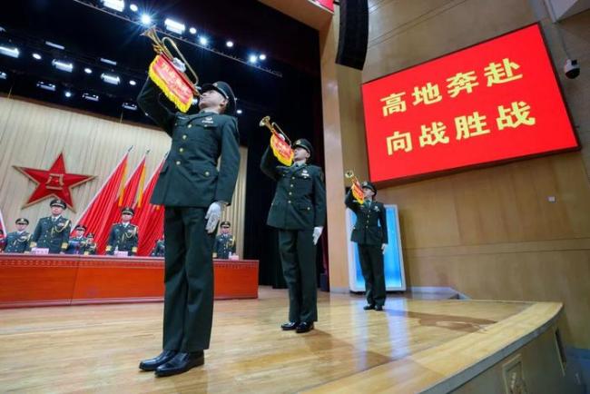 國防科大畢業(yè)典禮這一幕太燃了 儀式感拉滿