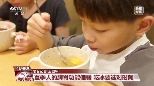 女子吃冰腦殼一緊突發(fā)腦結(jié)冰 貪涼需謹慎