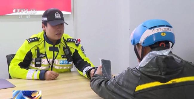 上海首創(chuàng)外賣騎手“交通安全碼” 三色碼促安全