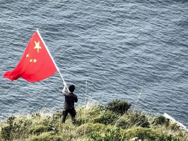 香港“揮旗哥”登上山東艦 五星閃耀皆為信仰