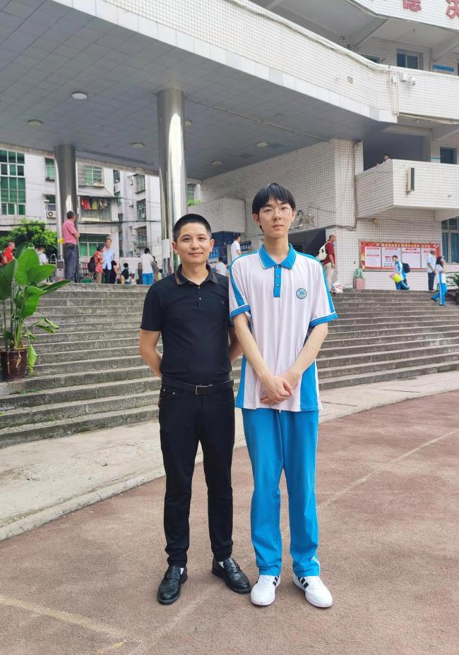 中考720分小伙高二轉(zhuǎn)職高學(xué)烹飪 選對(duì)賽道成烹飪狀元