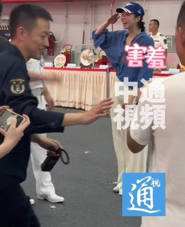 奧運(yùn)冠軍江旻憓與兵哥哥互相敬禮