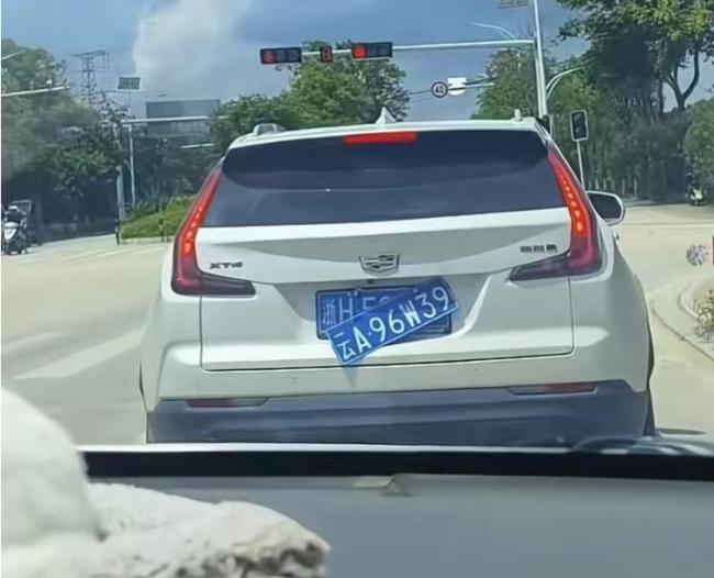 凱迪拉克“云A”滑落露出“浙H” 涉嫌套牌引關(guān)注
