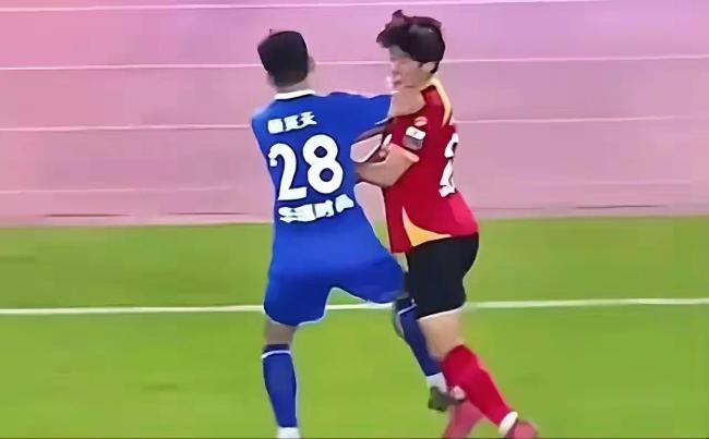 苏超开出罚单 杨笑天锁喉遭停赛