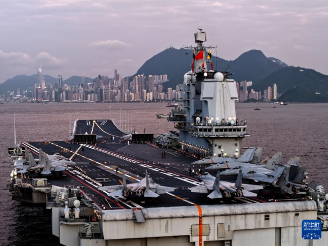 香港民眾租船伴航送行山東艦 國家力量振奮人心