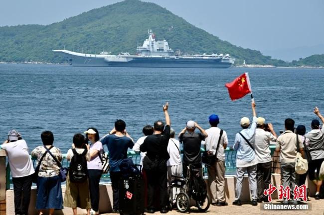 香港市民送別山東艦編隊(duì) 場(chǎng)面震撼 國(guó)旗飄揚(yáng)情感濃