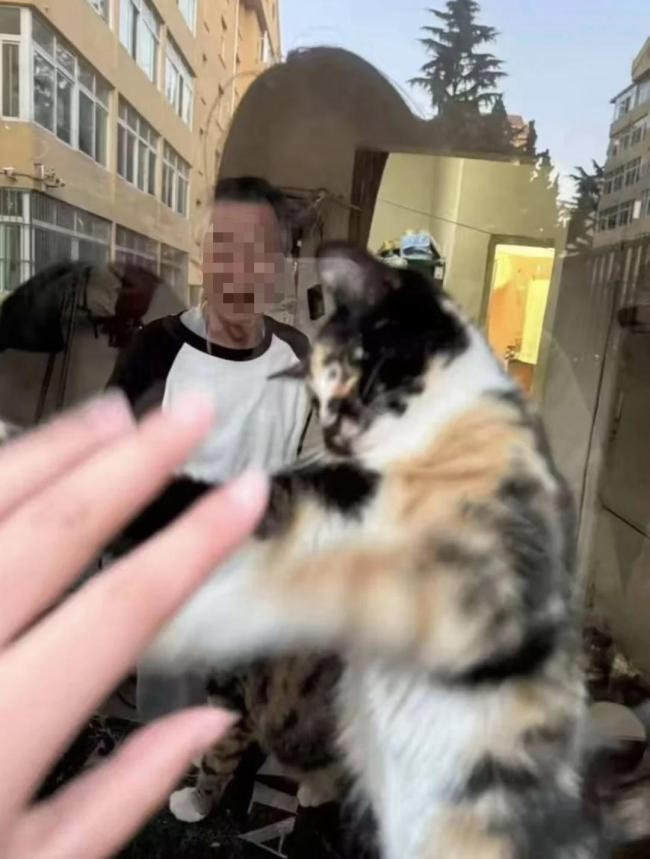 學(xué)生稱離世宿管所住平房沒有空調(diào) 宿管大爺不幸離世