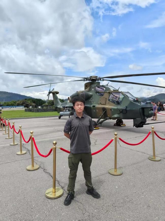 香港揮旗哥如愿登艦：像做夢(mèng)一樣 定格自豪瞬間