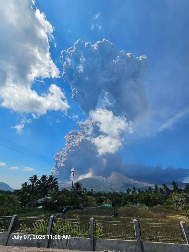 火山灰柱最高達(dá)1.8萬(wàn)米 印尼勒沃托比火山噴發(fā)