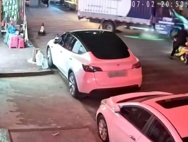 幼童被貨車碾壓身亡司機(jī)發(fā)聲 視線盲區(qū)悲劇