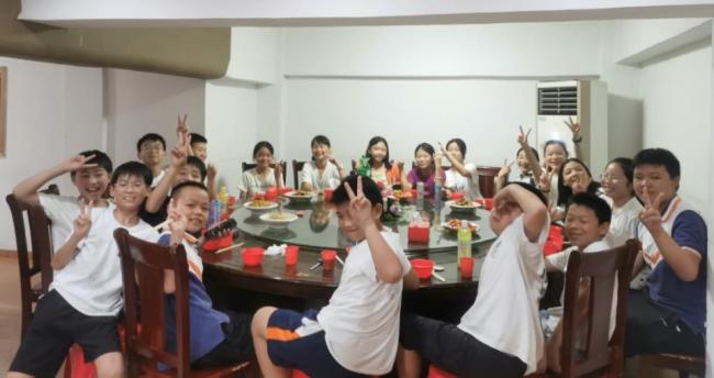 老板談為湊錢(qián)聚餐小學(xué)生加菜 不為賺錢(qián),，只為你們開(kāi)心！