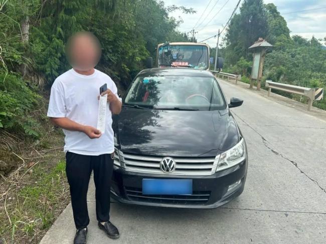 男子怕豬仔中暑讓朋友坐后備箱照看 奇葩行為引關(guān)注
