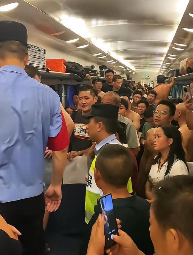 乘客列車上突然昏迷列車員和乘客齊力搶救