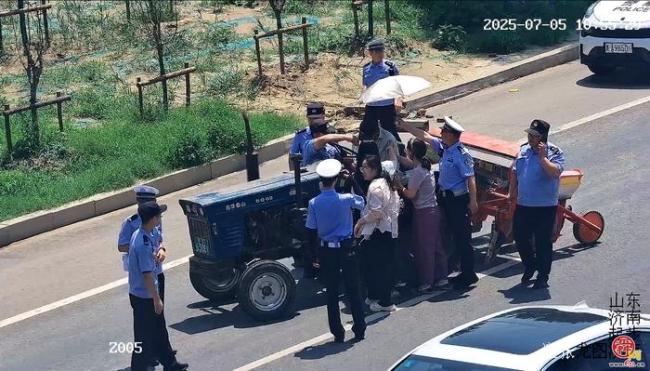高温天气济南街头撑起生命之伞 警民合力救助昏迷司机