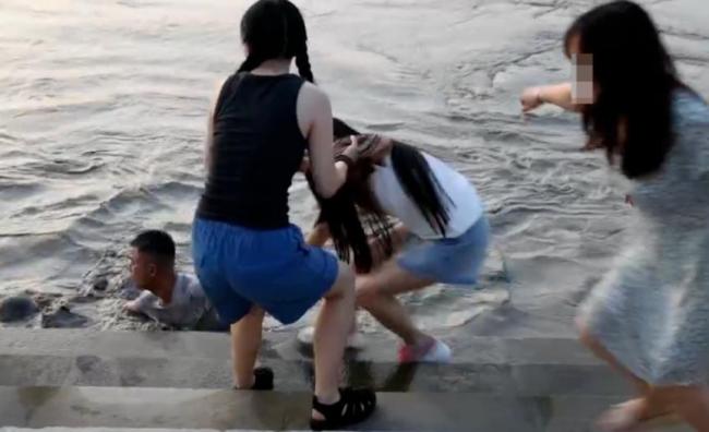 小伙不會(huì)游泳仍下水救人 妻子幫忙