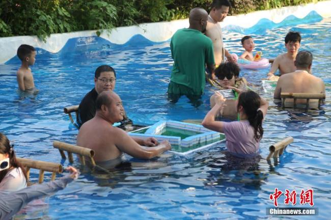 重慶高溫 民眾在水里打麻將 水上樂(lè)園成避暑勝地