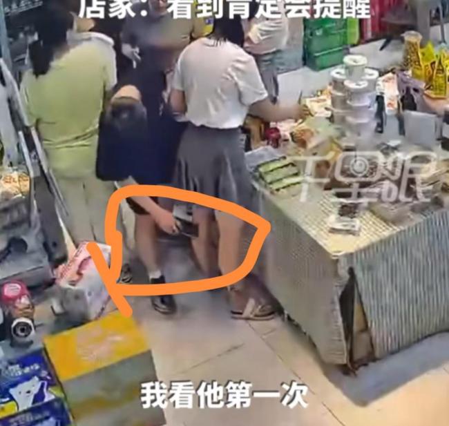 少年超市偷拍女生裙底女子要求道歉