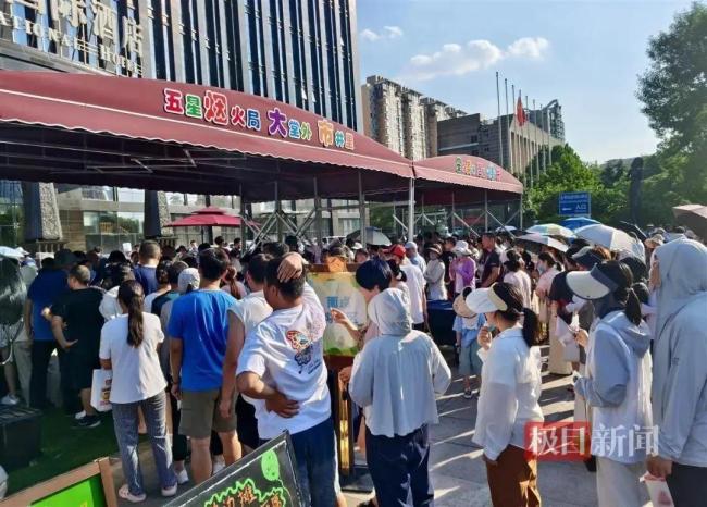 鄭州一高端星級(jí)飯店門(mén)口擺攤火爆 日入3萬(wàn)引熱議