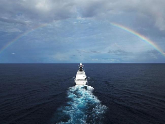 戰(zhàn)艦劈波斬浪與彩虹同框 高清壁紙請(qǐng)查收
