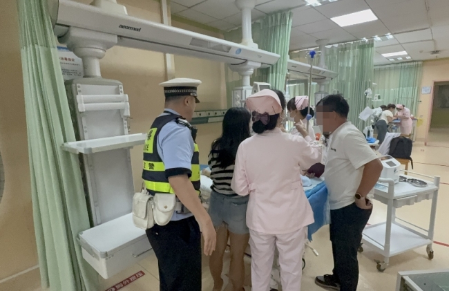 開水燙傷男童下體交警2次開道送醫(yī) 緊急救援爭(zhēng)分奪秒