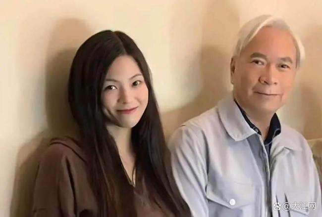 74岁老戏骨捧花接小36岁未婚妻出狱 真爱跨越年龄与困境