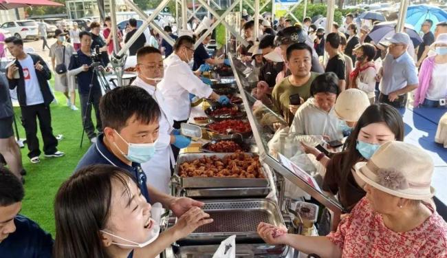 鄭州奧體中心星級(jí)酒店擺攤創(chuàng)銷售紀(jì)錄 市民排隊(duì)搶購(gòu)