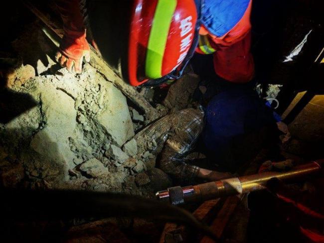 消防員凌晨在垮塌房屋中救出8旬老人 暴雨中緊急救援