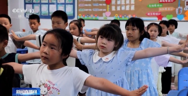“蘇超”隊(duì)員教踢球,！多地暑托班開班 孩子很喜歡