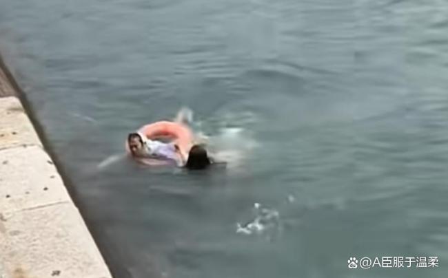 青島阿姨教科書式跳海救人 平凡英雄溫暖人心