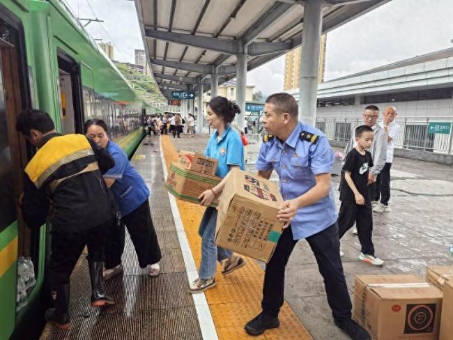 西安铁路局守牢汛期铁路安全防线 多措并举保畅通