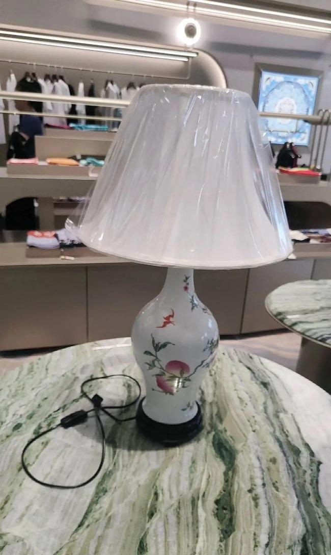 上海博物馆回应蝠桃瓶文创引争议 网友质疑设计不当
