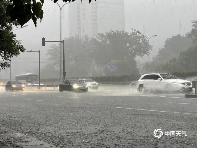 實拍：北京大雨道路積水 行車如劃船,！