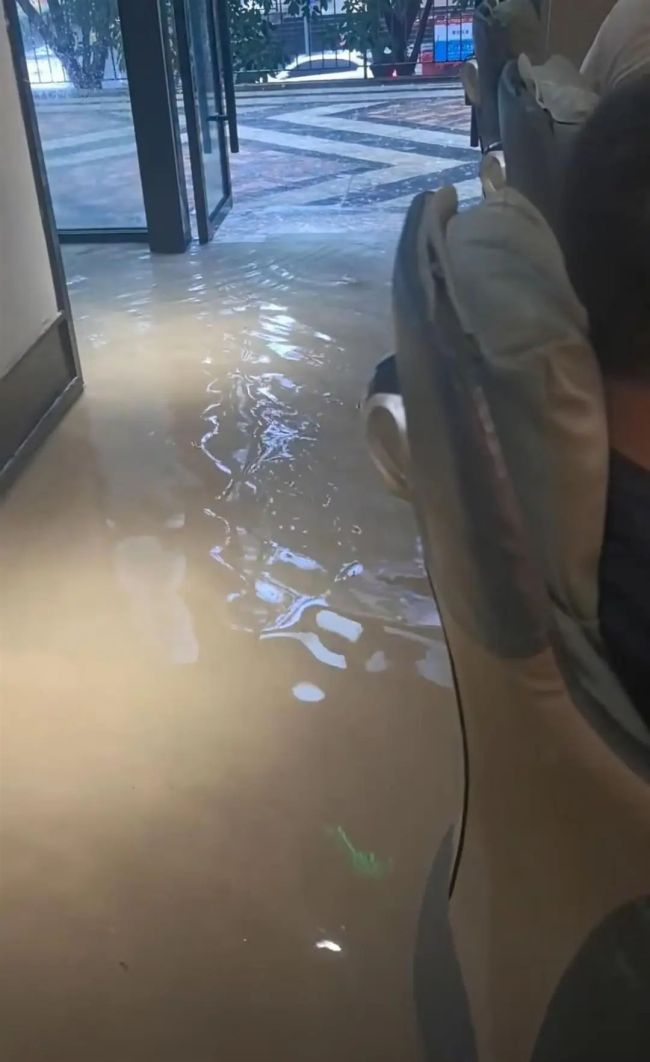 重庆暴雨一商业街涨水现迷你版“黄果树瀑布”