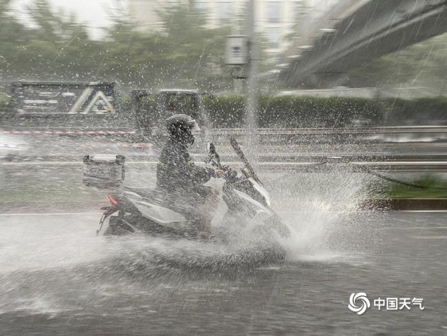 實拍：北京大雨道路積水 行車如劃船,！