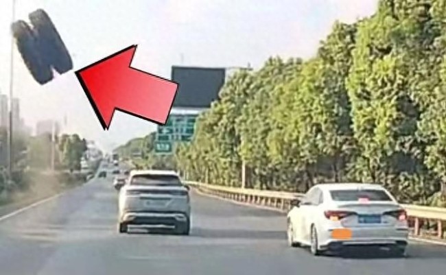 天降輪胎砸中行駛中的車輛,！