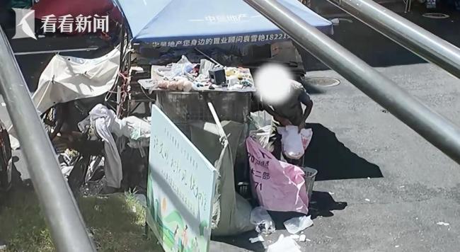 上海一小區(qū)公共區(qū)域現(xiàn)成人用品 居民強烈不滿