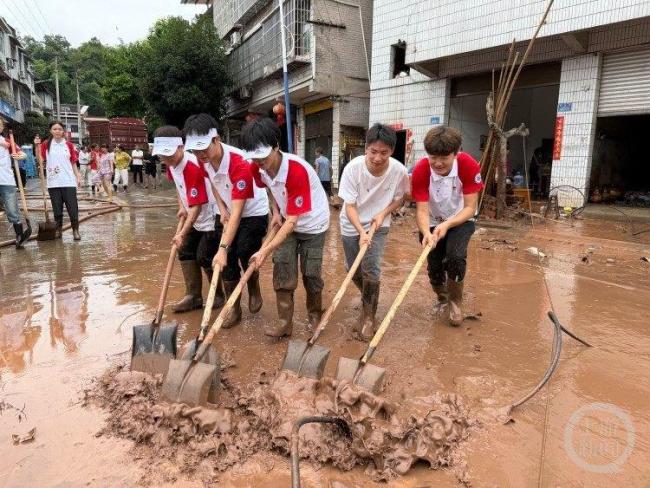 洪水退去大學(xué)生“三下鄉(xiāng)”團(tuán)隊(duì)清淤 助力村民重建家園