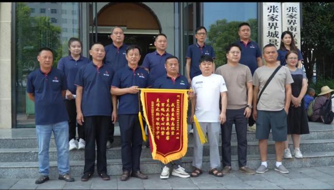 司機暈倒前剎車救下整車韓國游客 退役軍人的最后堅守