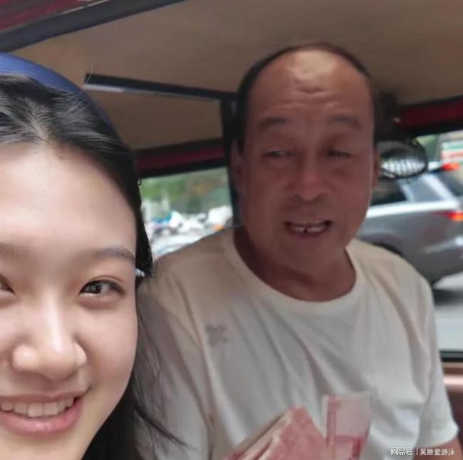 博主回應(yīng)街頭邀大爺寫作文爆火