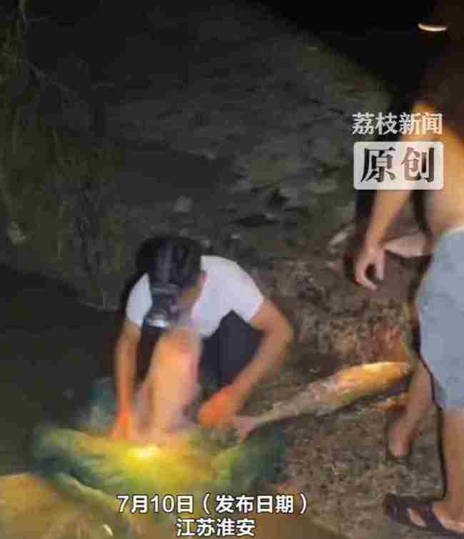 男子捕魚被大魚撞掉牙齒下頜骨脫臼