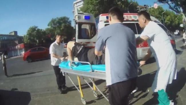 十字路口男子病發(fā)栽倒  警民聯(lián)手成功救援