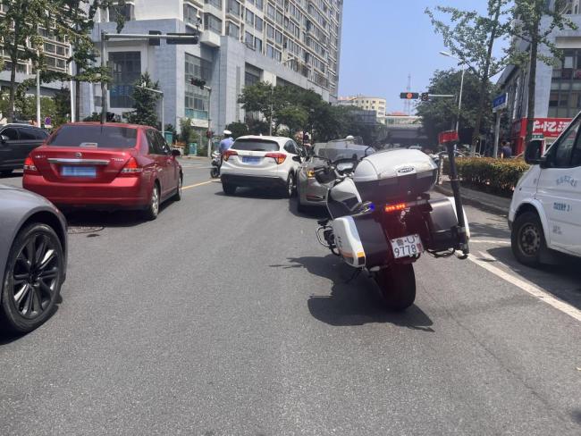 高溫天交警徒手清理路面塑料顆粒 烈日下的堅(jiān)守與奉獻(xiàn)