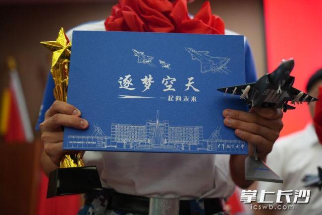 雨花學子成長沙首位女飛行學員 藍天夢想啟航