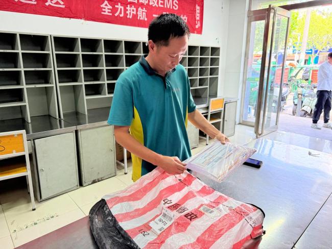 河南首封高考錄取通知書送達(dá) 郵政開啟“綠色通道”