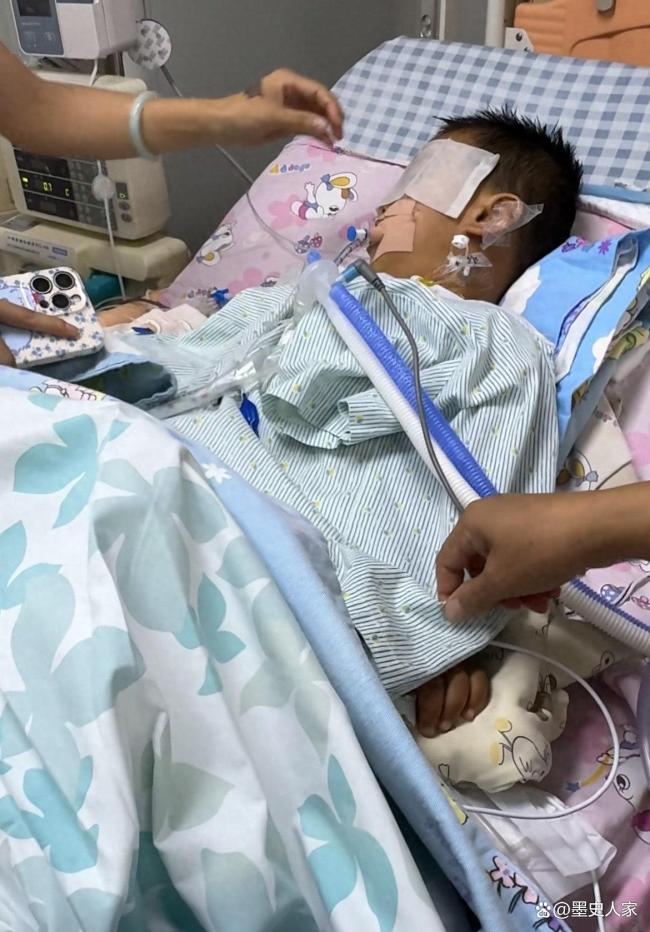 男孩术后脑死亡母亲痛哭三问医院 真相何在？